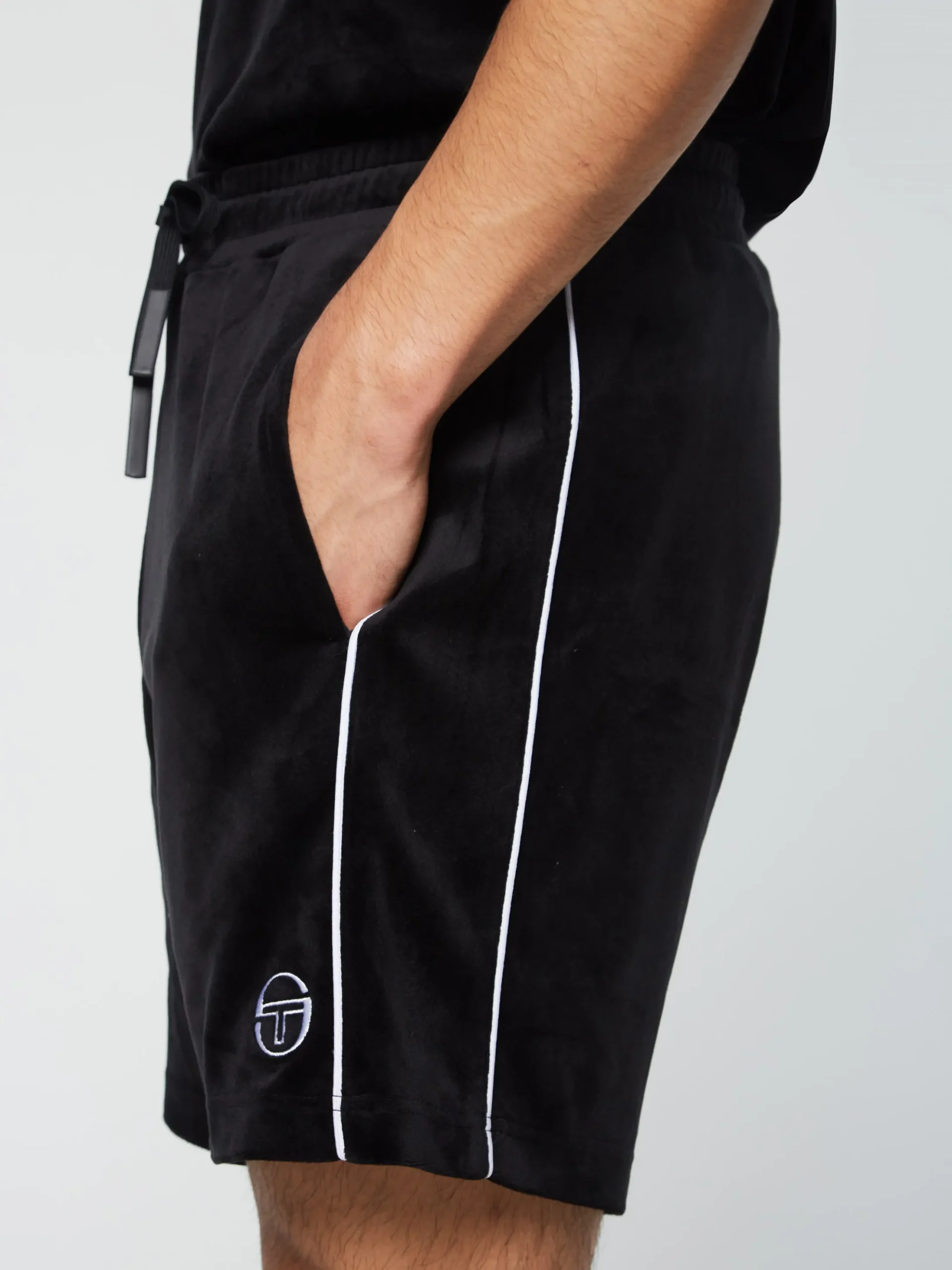 Sergio Tacchini Lioni Velour Short Archivio- BLACK BEAUTY Fashion